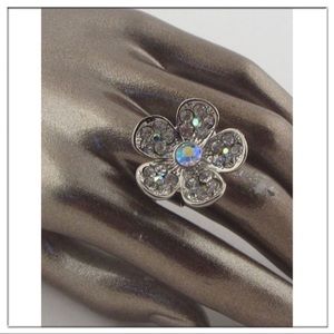 ➡️AUCTION PRICE👩🏻‍⚖️Pretty Rhinestone Flower Ring